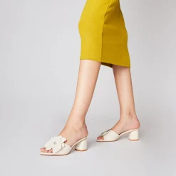 Sandalo Paloma in pelle con fiore colore avorio
