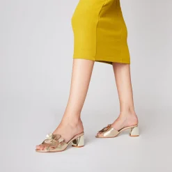 Sandalo Peony in pelle con fiore colore oro