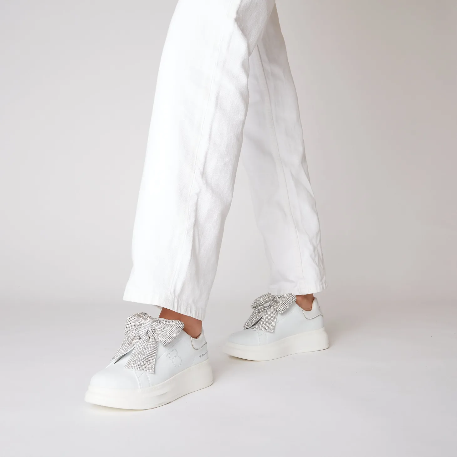 SNEAKER BELLATRIX CON MAXI FIOCCO IN STRASS COLORE BIANCO/ARGENTO