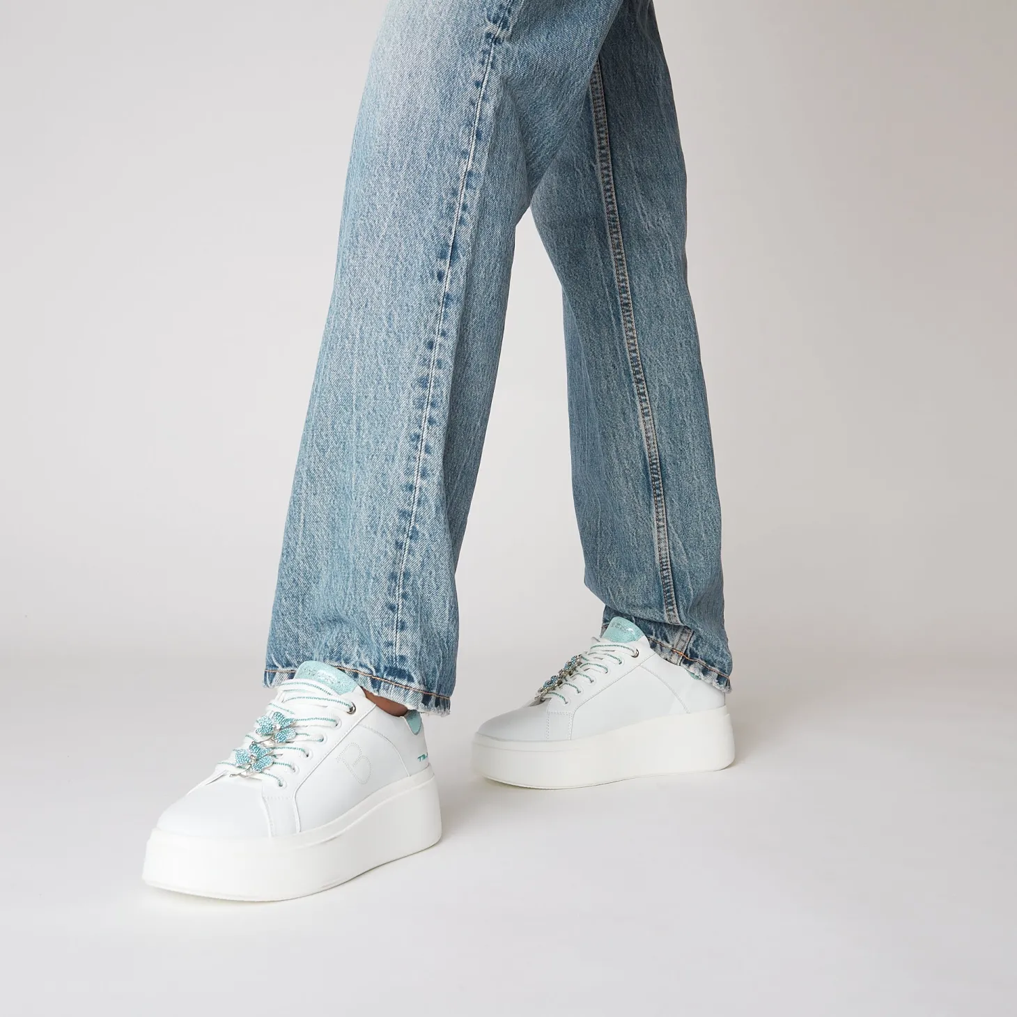 SNEAKER ELETTRA CON FIORI IN STRASS COLORE BIANCO/VERDINO