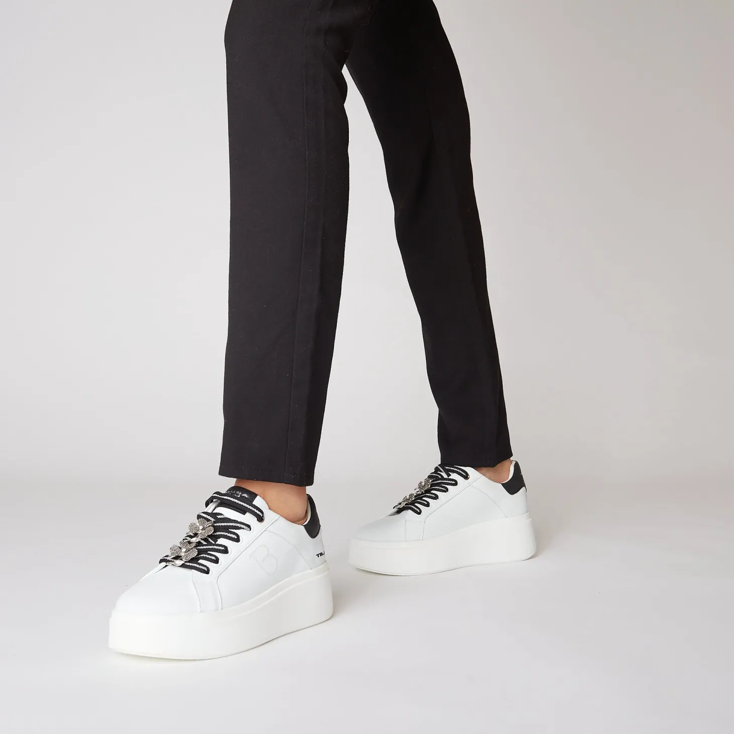 SNEAKER ELETTRA CON FIORI IN STRASS COLORE BIANCO/NERO