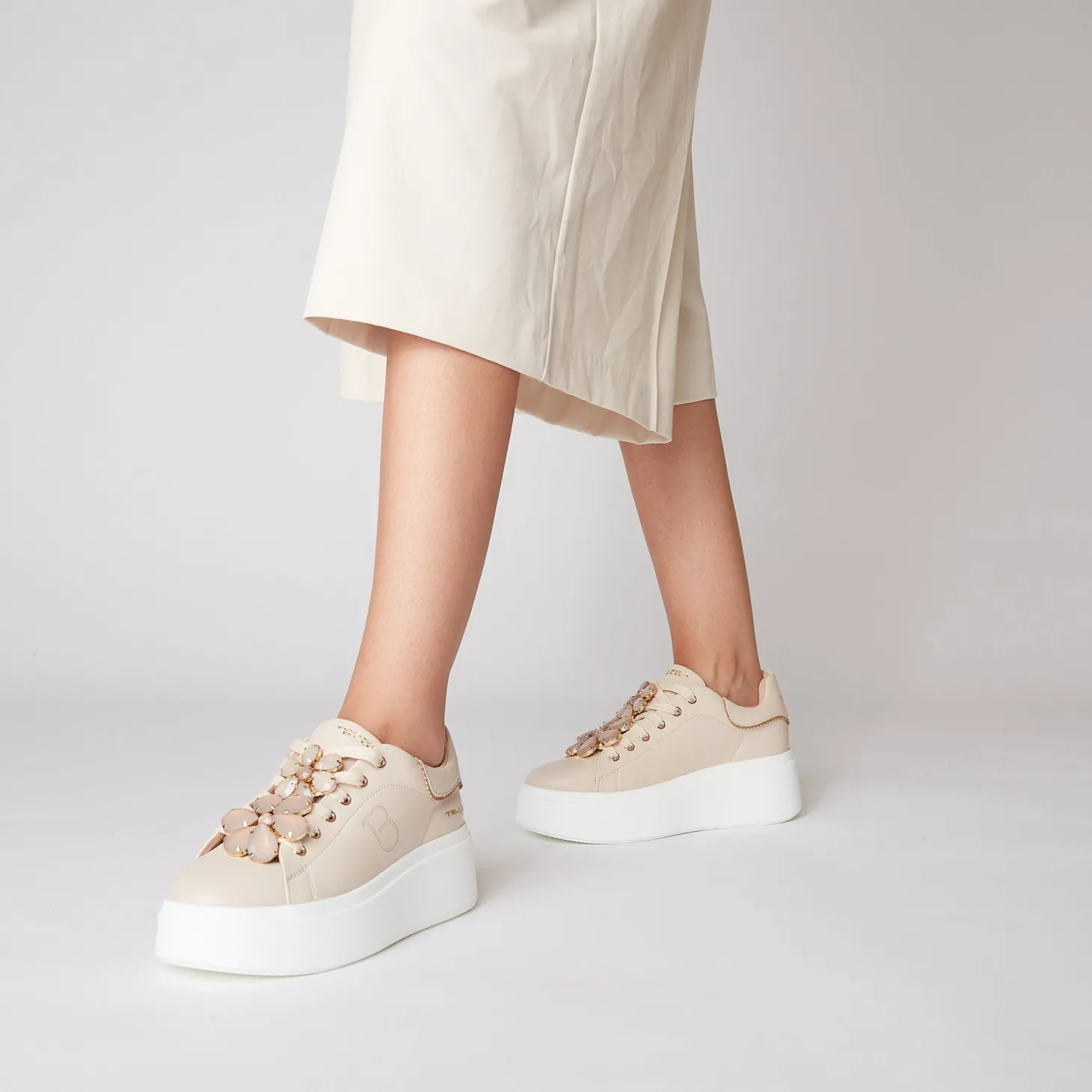 SNEAKER ELETTRA CON MAXI FIORI COLORATI COLORE BEIGE