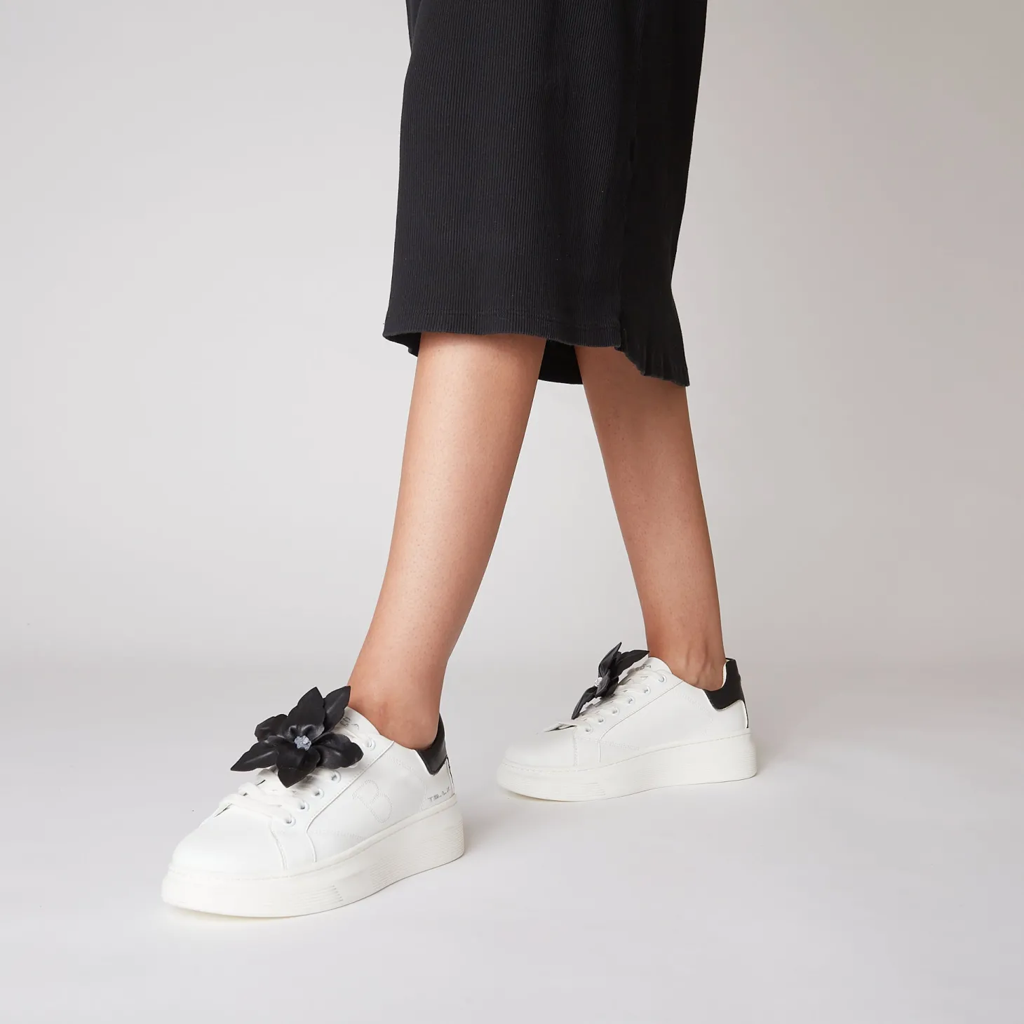 SNEAKER FENICE CON FIORE MORBIDO IN PELLE COLORE BIANCO/NERO